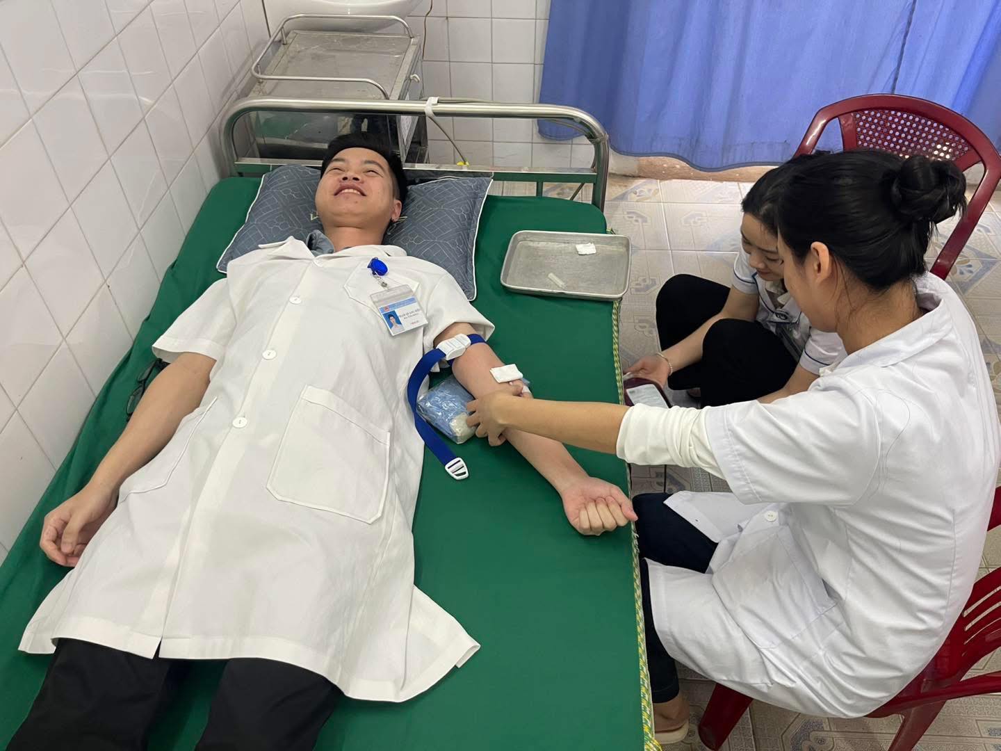 Hành động đẹp của bác sĩ trẻ Bệnh viện Đa khoa khu vực Bảo Yên: Hiến máu cứu người giữa lúc làm nhiệm vụ