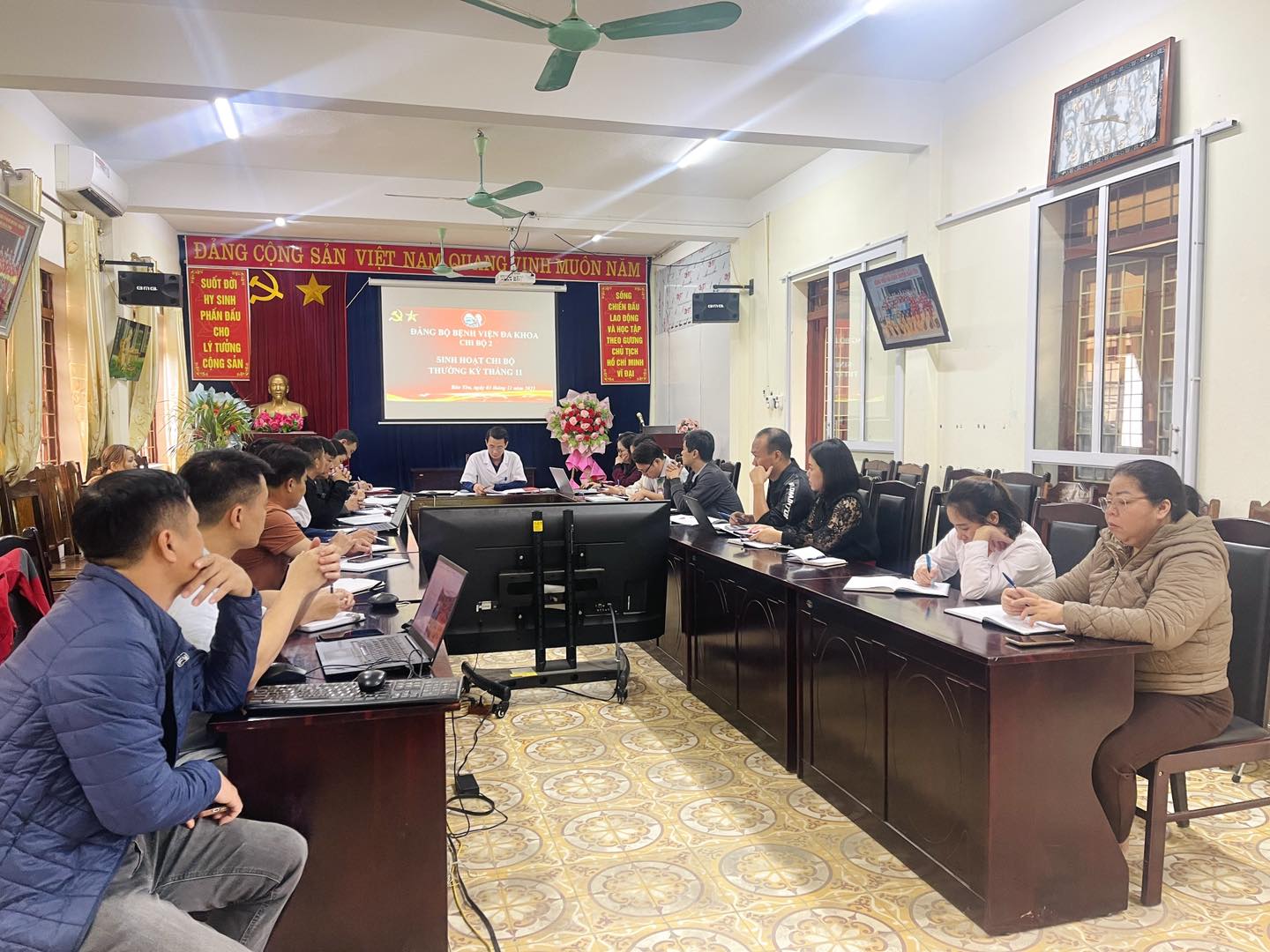 CHI BỘ 2 – ĐẢNG BỘ BỆNH VIỆN ĐA KHOA, TỔ CHỨC SINH HOẠT THƯỜNG KỲ THÁNG 11 NĂM 2025