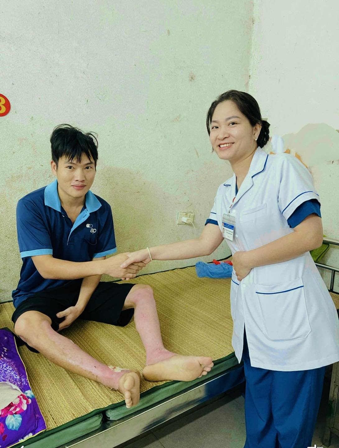 Cái nắm tay mang lại niềm vui cho người bệnh