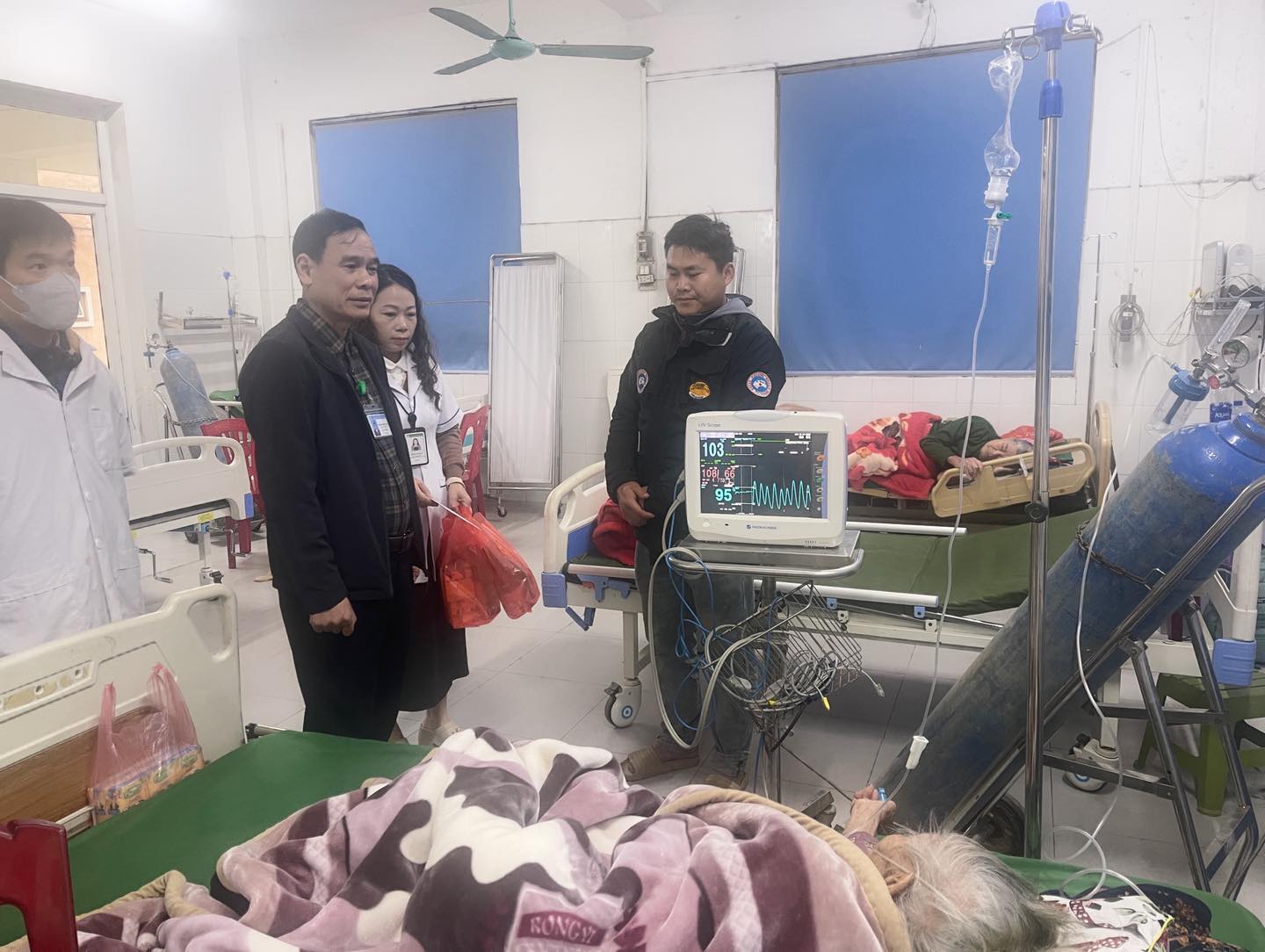 GIÁM ĐỐC BỆNH VIỆN CÙNG PHÒNG ĐIỀU DƯỠNG – CÔNG TÁC XÃ HỘI THĂM HỎI, TẶNG QUÀ BỆNH NHÂN 110 TUỔI ĐANG ĐIỀU TRỊ TẠI KHOA CẤP CỨU