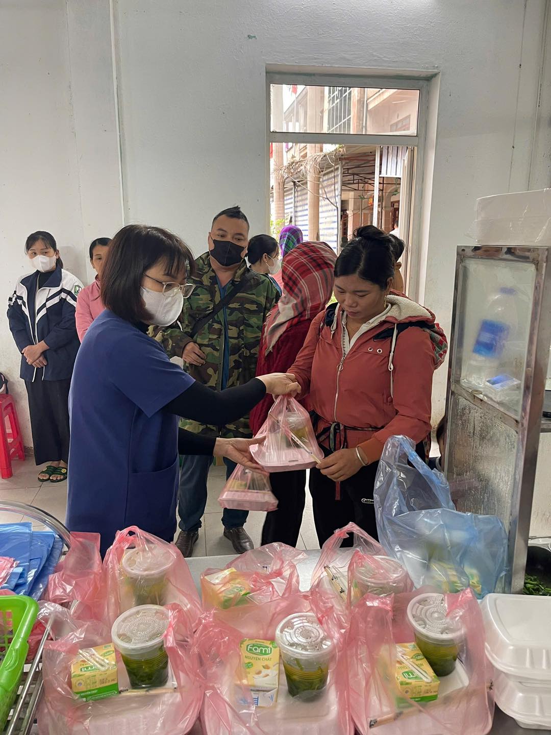 ẤM LÒNG NGƯỜI BỆNH NGÀY MƯA LẠNH TẠI BVĐK KHU VỰC BẢO YÊN