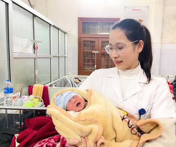  PHẪU THUẬT CẤP CỨU THÀNH CÔNG – MẸ TRÒN CON VUÔNG 