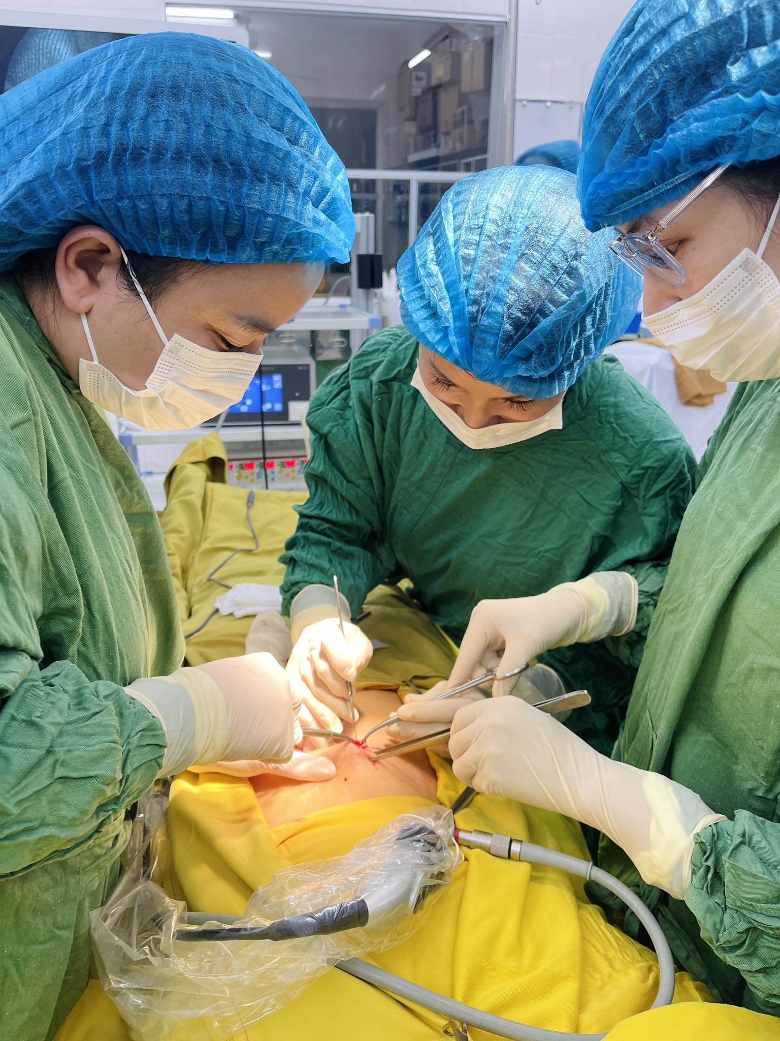 PHẪU THUẬT THÀNH CÔNG CA BỆNH U BÌ BUỒNG TRỨNG TRÁI BẰNG PHƯƠNG PHÁP PHẪU THUẬT NỘI SOI