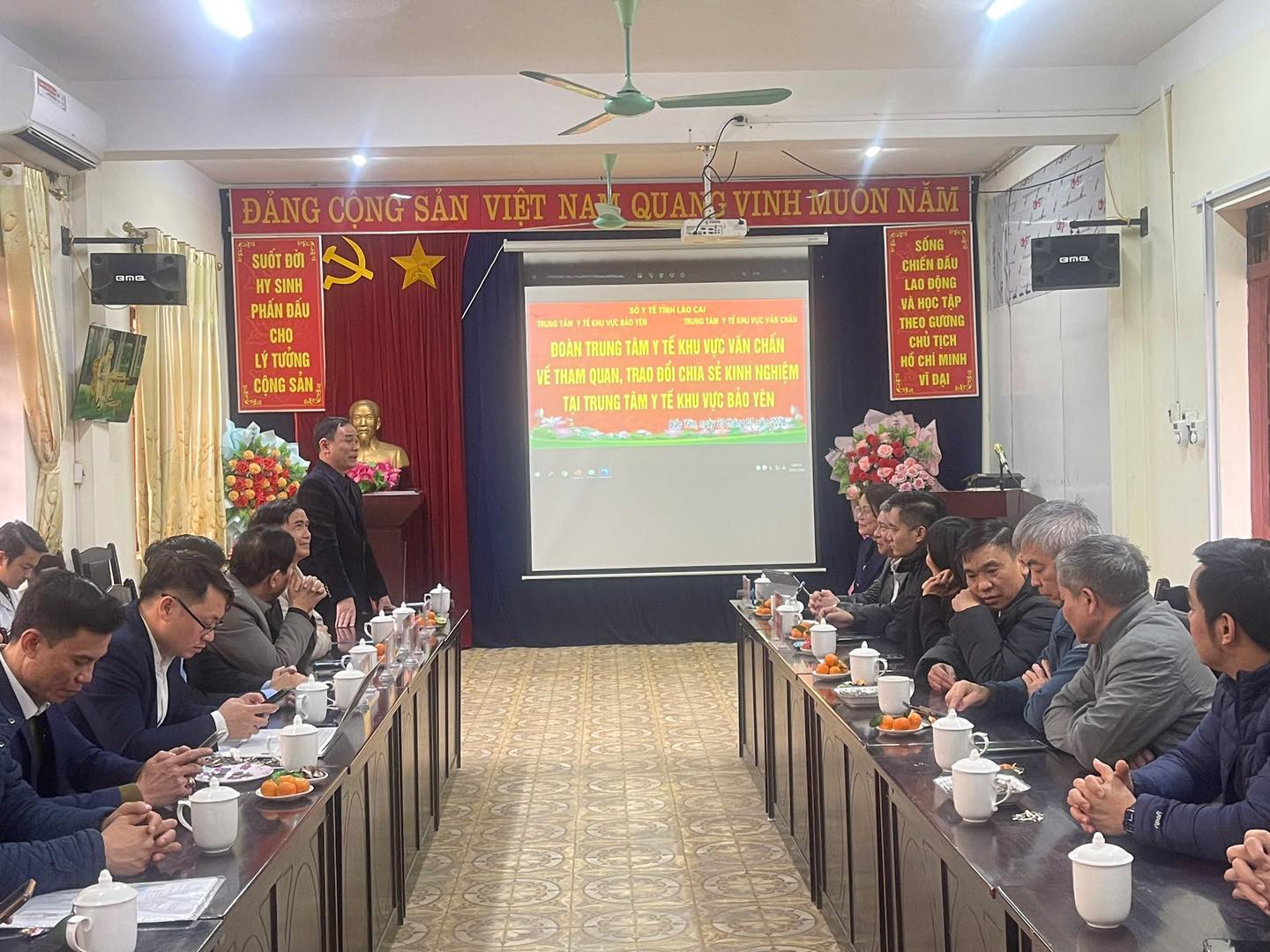 Đoàn TTYT khu vực Văn Chấn về tham quan, trao đổi kinh nghiệm tại TTYT khu vực Bảo Yên.