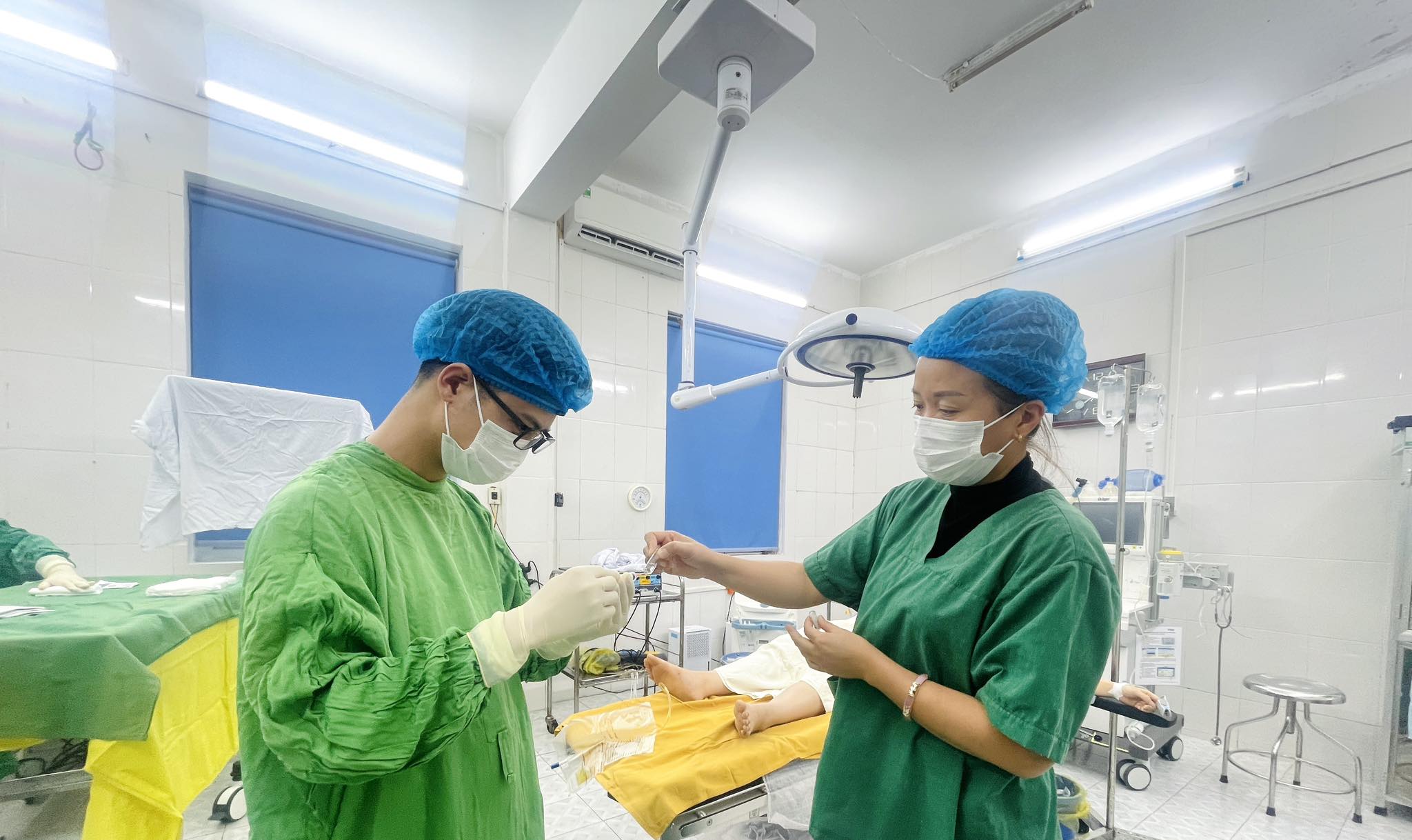 NHỮNG NGƯỜI THẦM LẶNG SAU ÁNH ĐÈN PHÒNG MỔ 