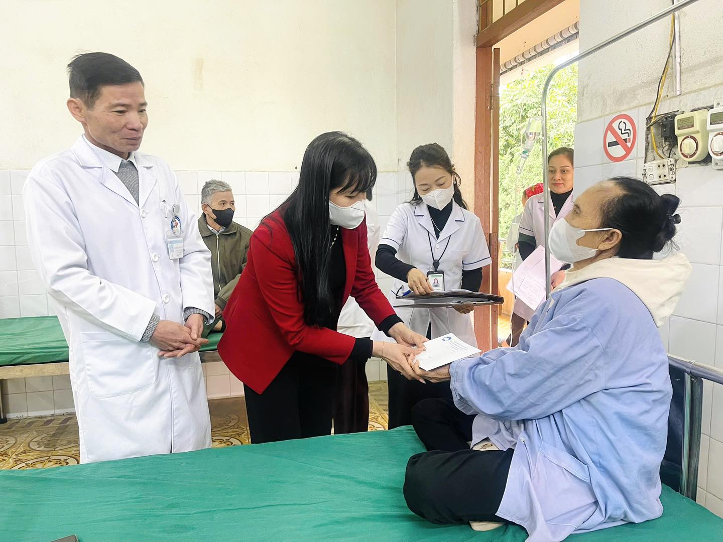 ỦY BAN MTTQ VIỆT NAM TỈNH LÀO CAI; BAN VẬN ĐỘNG QUỸ “VÌ NGƯỜI NGHÈO” TẶNG QUÀ 20 TRIỆU ĐỒNG HỖ TRỢ NGƯỜI BỆNH THUỘC DIỆN HỘ NGHÈO, CẬN NGHÈO, NGƯỜI BỆNH CÓ HOÀN CẢNH KHÓ KHĂN NHÂN DỊP TẾT NGUYÊN ĐÁN BÍNH NGỌ 2026